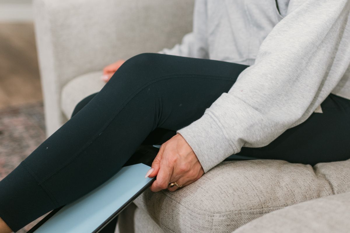 Your Knees Spend 8 Hours Hanging Every Day. No Wonder They Feel Stiff!
